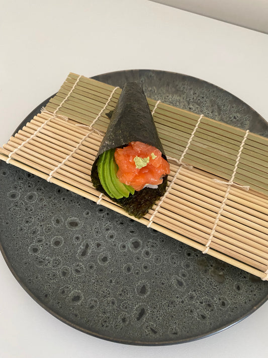 Salmon handroll